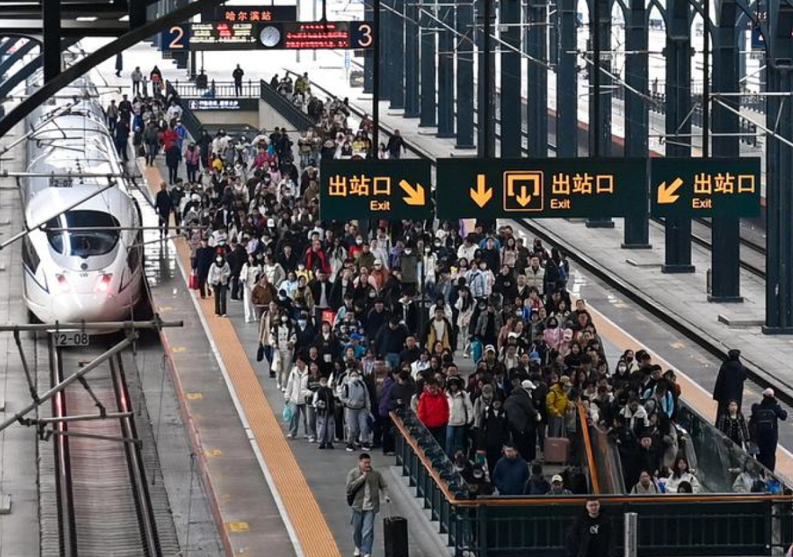 5月1日，旅客從哈爾濱火車站下車出站。(新華社)
