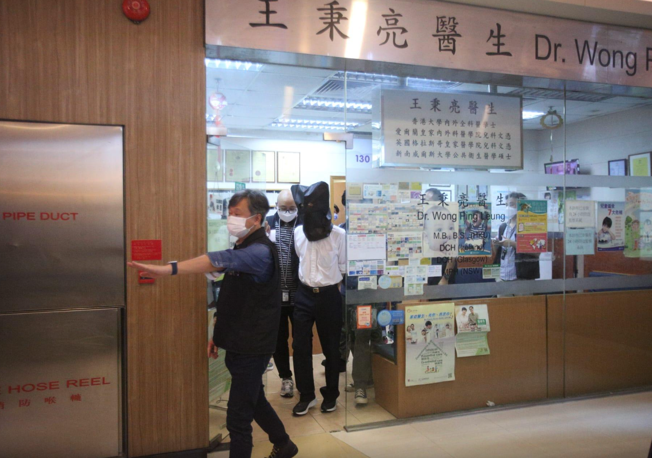 2022年新冠疫情期間政府實施「疫苗通行證」，西醫王秉亮涉嫌於同年4月至6月發出逾6,000張俗稱「免針紙」的新冠疫苗接種醫學豁免證明書，2022年9月被捕。(資料圖片)