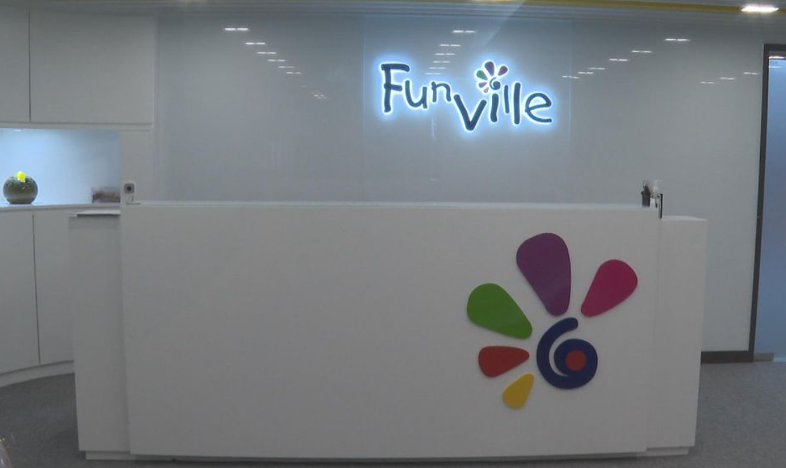 尖東麼地道華懋廣場一名84歲玩具公司東主報案稱遭公司會計師「穿櫃桶底」過千萬元，警方拘捕會計師及其妻子。(無綫新聞畫面)