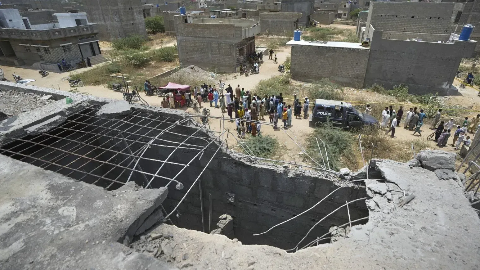 5月8日在卡拉奇，一棟疑在印度無人機襲擊中受損的房屋出現大洞。（圖／美聯社）