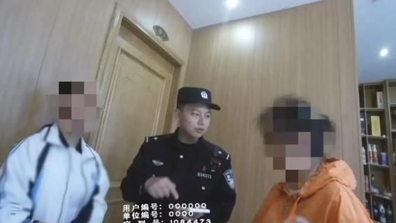 警方趕到餐廳勸阻。（圖／翻攝《紅星新聞》）