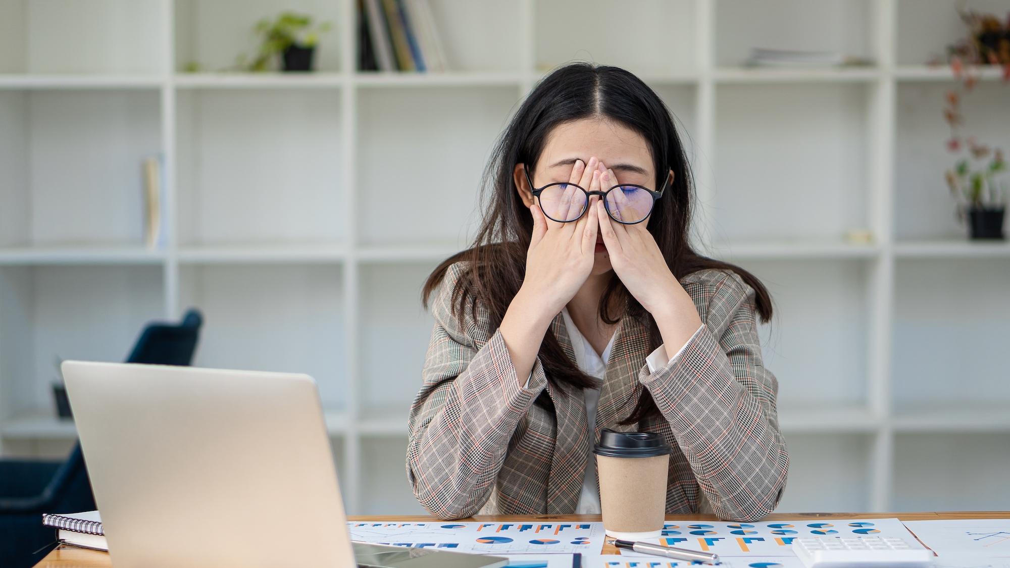 多發性硬化症復發的症狀每次可能都不一樣，最典型的是視神經炎，患者可能在兩三天內突然覺得某一隻眼睛視力模糊、色彩變得灰灰的，有時還會感到眼球轉動時出現疼痛。