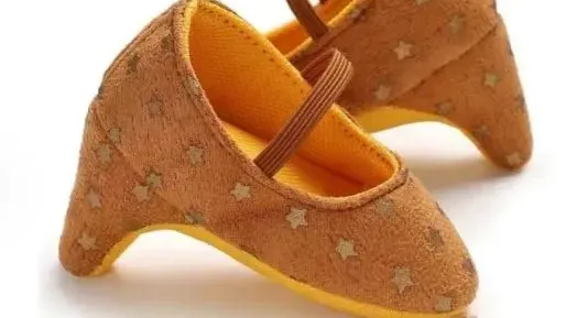 內地電商販售的嬰兒高跟鞋。（圖/翻攝新浪微博）