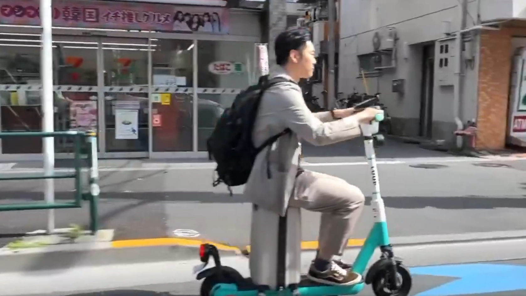 網上拍到有人用行李喼當坐椅操作滑板車。(影片截圖)