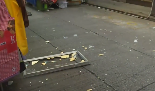 灣仔有鋁窗懷疑從高處墮下，一名女子被玻璃碎片濺傷。(有線新聞畫面)