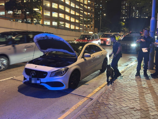 行動中，警方共截查164部車輛，分別以襲警、販毒、藏毒等7罪，拘捕3男1女，年齡介乎22至54歲。（警方提供）