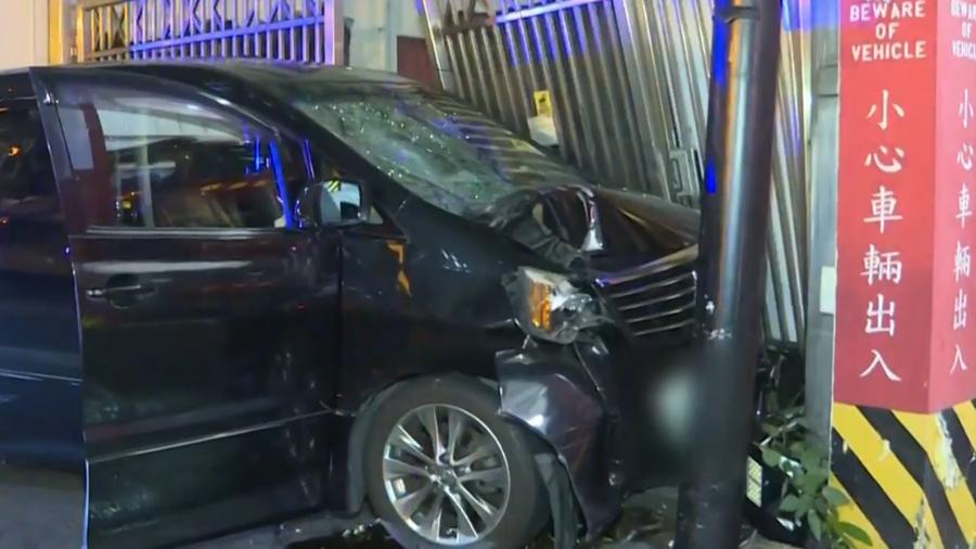 油麻地七人車失控撞消防局鐵閘，男司機受傷送院。(有線新聞截圖)