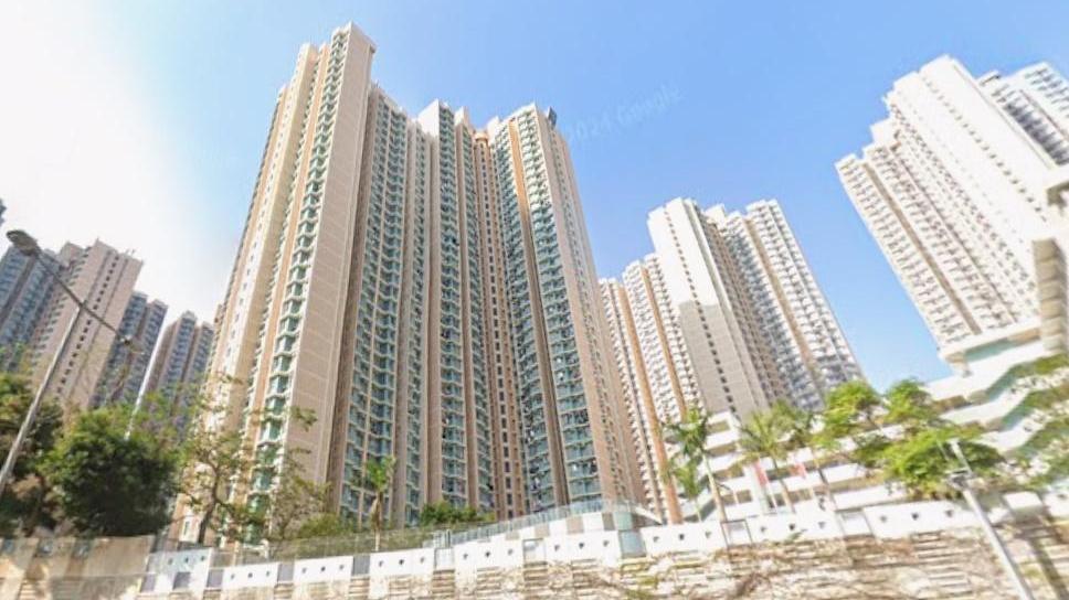 一對夫婦在健明邨明月樓單位內燒炭亡。