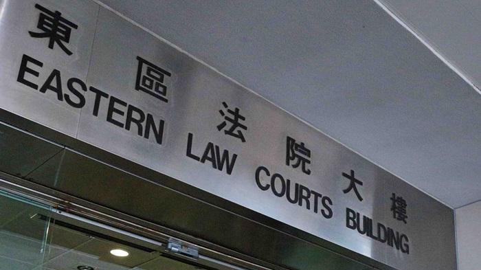 該名前海關督察在東區法院被判240小時社會服務令。