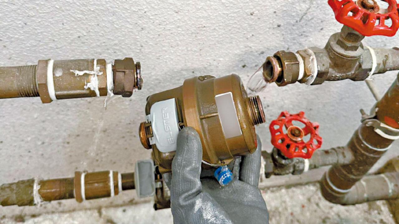 皇后山邨山麗苑950戶要求洗水錶 水務署︰昨日完成400個案