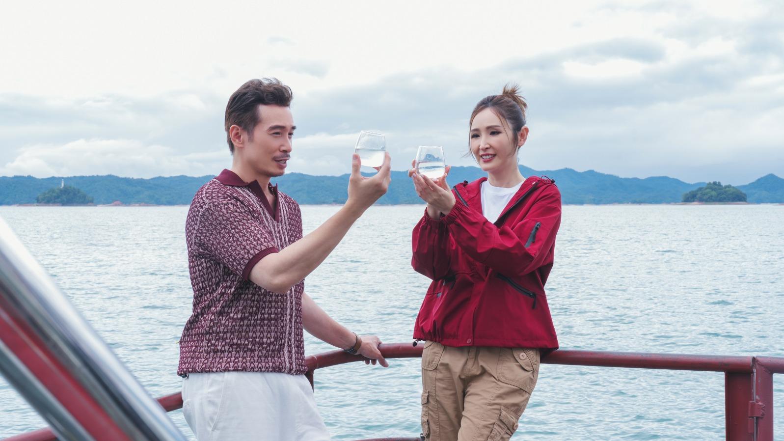 阿Mo與陳貝兒到萬綠湖，品嘗天然好水，大讚清甜。