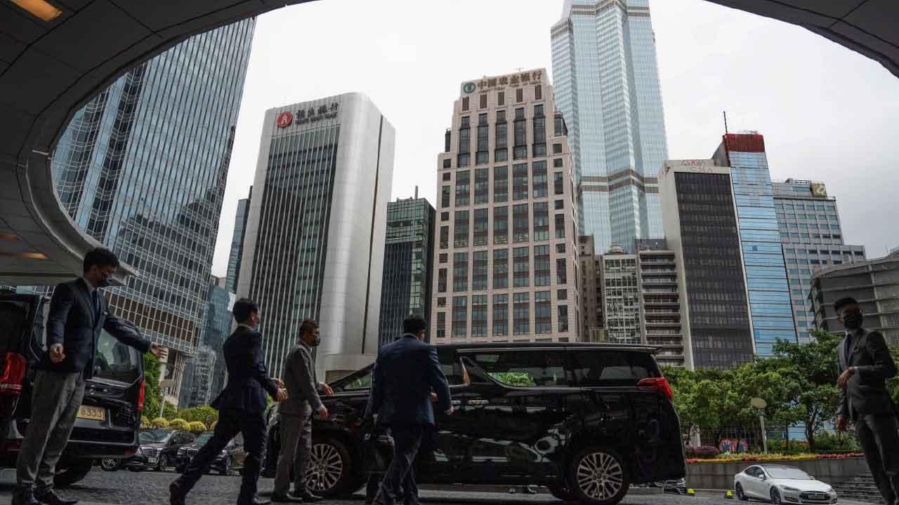 客戶躺平 累到銀行職員被炒