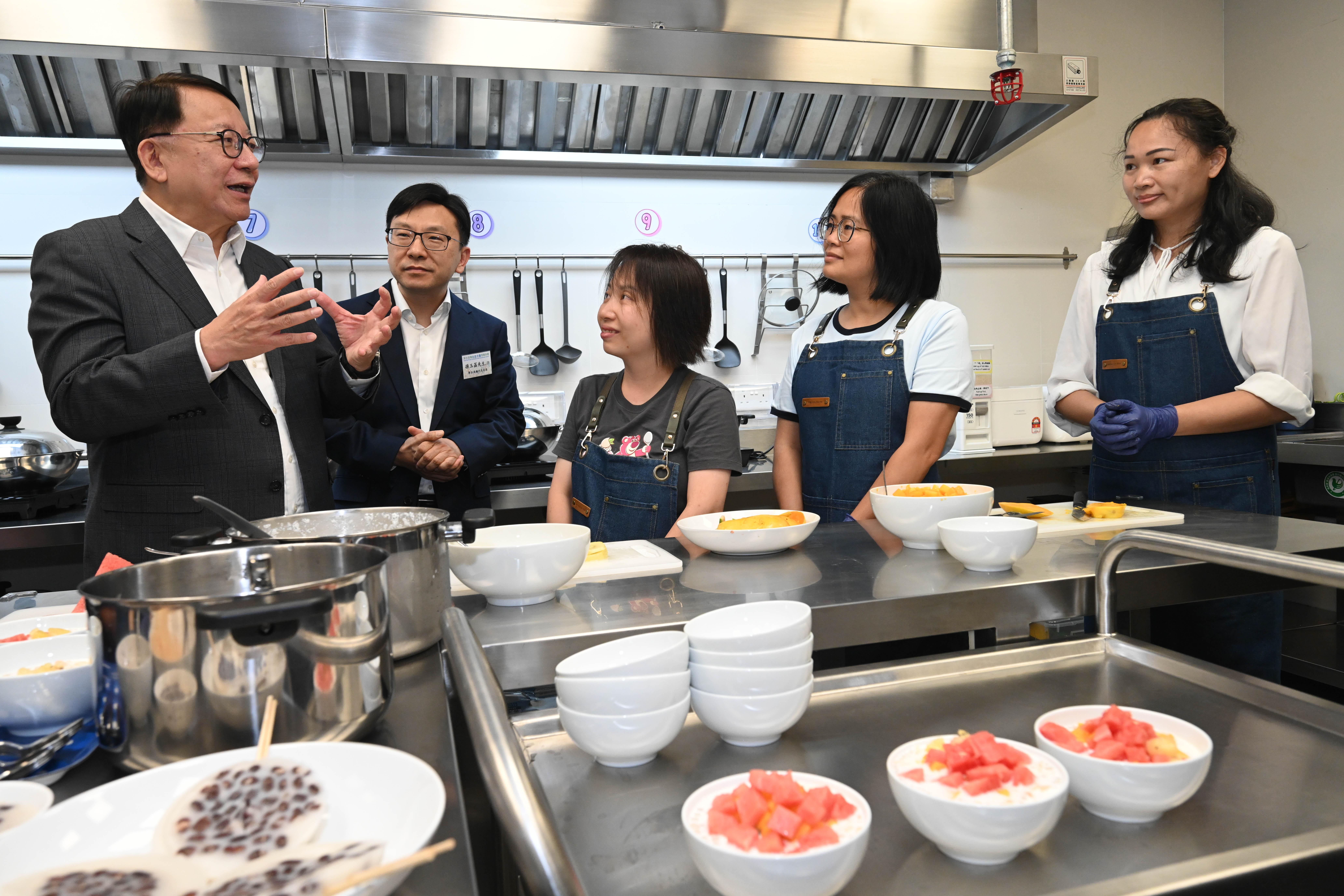 陳國基今日主持深水埗東社區客廳開幕典禮。