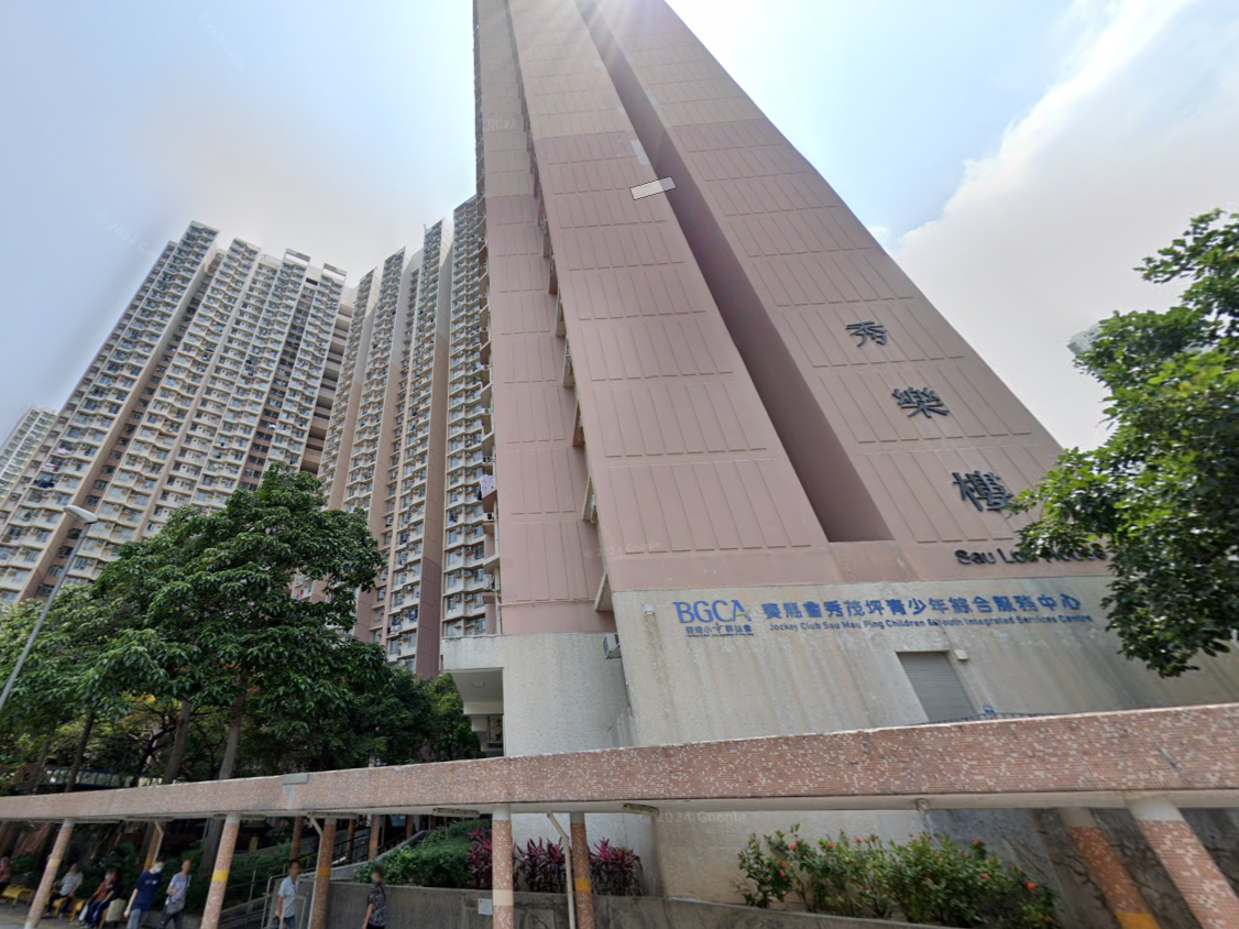 秀茂坪邨中年婦墮樓，當場不治。(Google街景截圖)