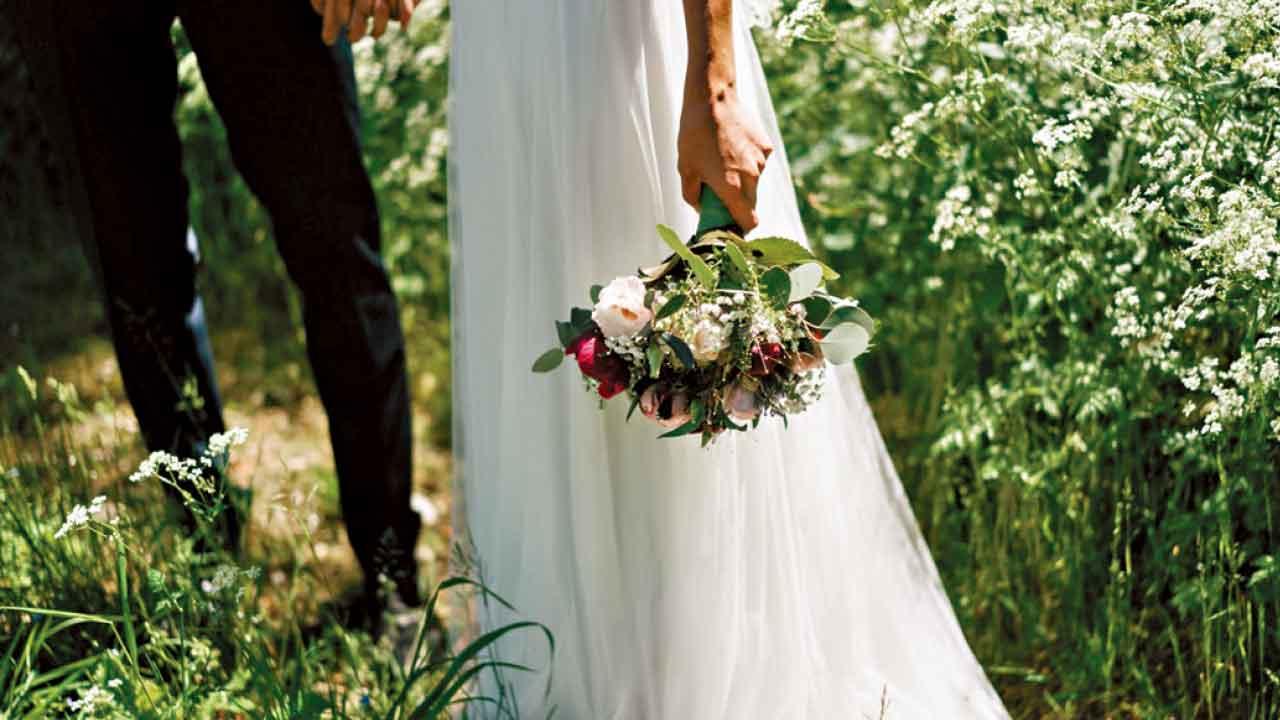 當關稅爬過婚紗的蕾絲邊