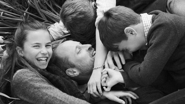 與梅根打對台？王儲威廉父親節發放被3子女撲倒溫馨照｜英國王室