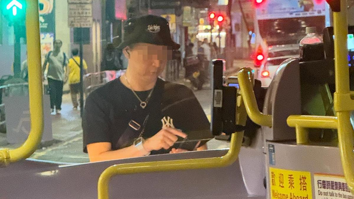 一名男子懷疑登車不遂，昨晚站在巴士前與車長理論。(Threads用戶hxhova2003)