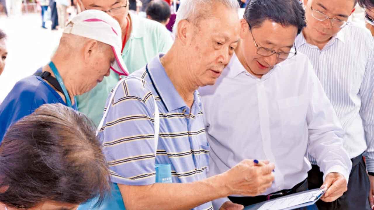 指中聯辦主任有人事更替屬正常 李家超︰周霽上任3日落區 重視市民生活地區情況 