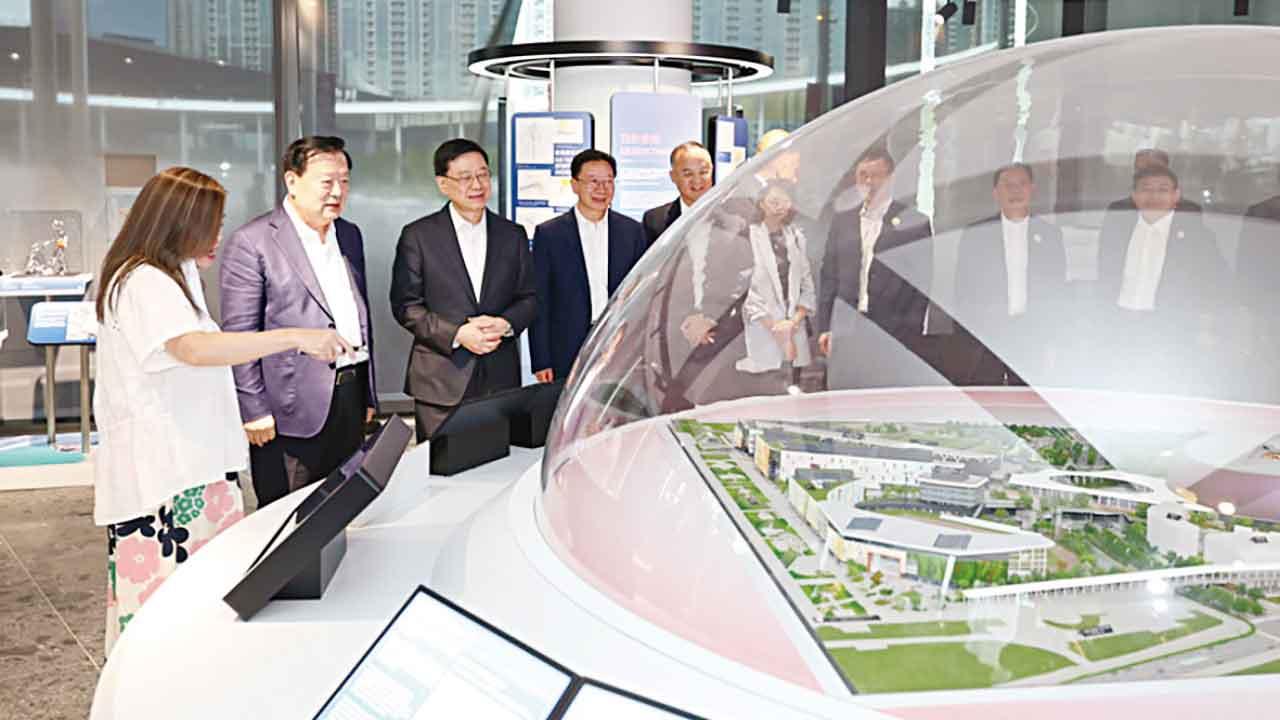 傍晚視察啟德體育園 夏寶龍昨會見高教界政界