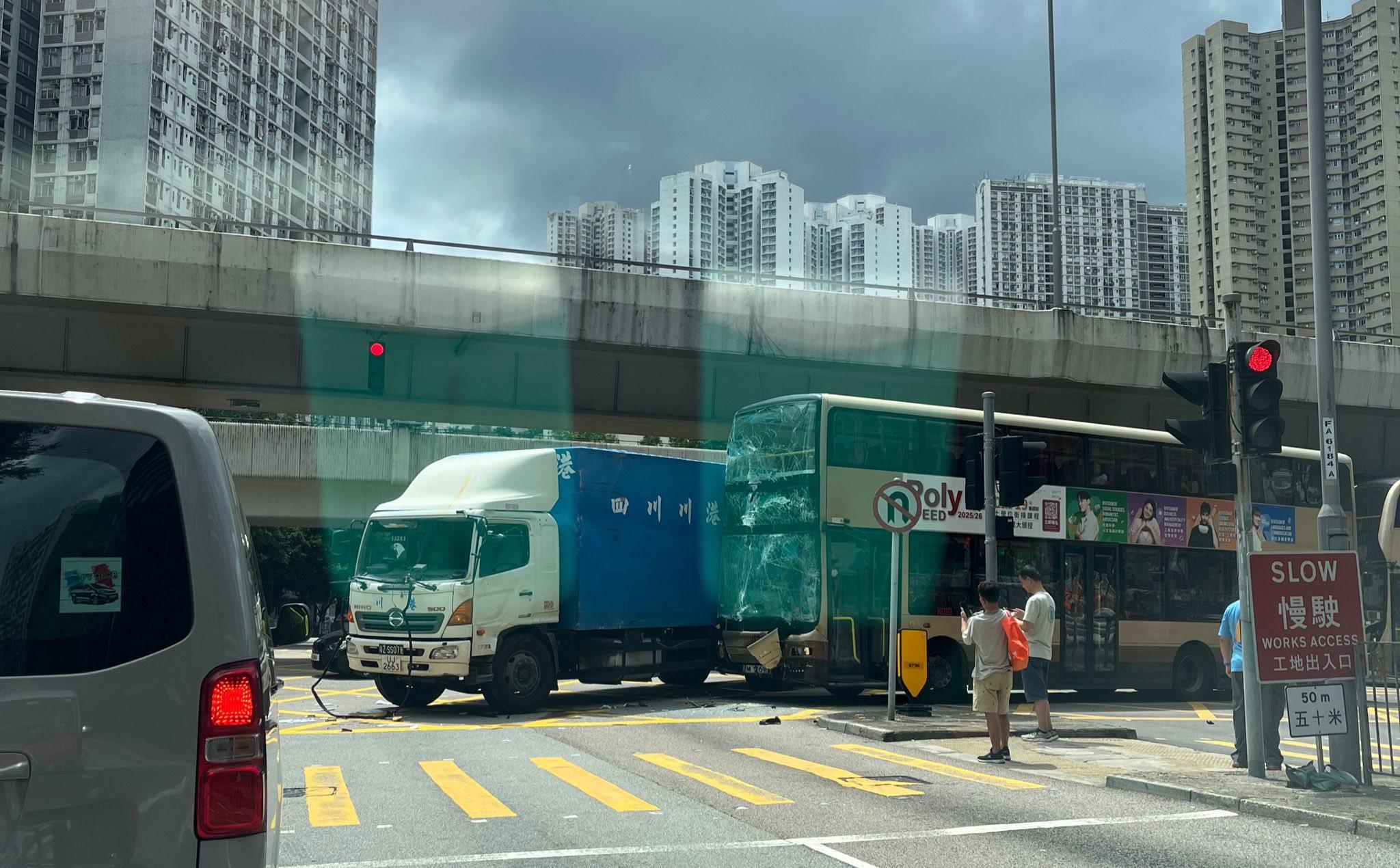 葵涌道貨車九巴相撞，九巴擋風玻璃碎裂多人受傷。( 馬路的事討論區)