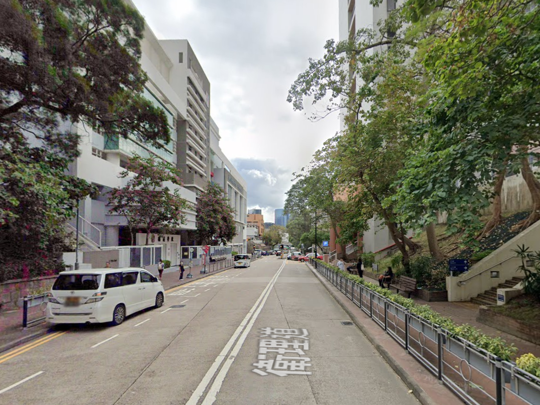 油麻地衛理道爆水管，交通一度受影響。(Google街景截圖)