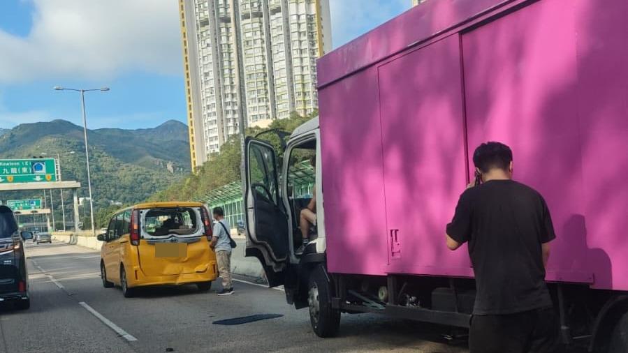 石門大老山公路發生交通意外。（fb「車cam L（香港群組）」圖片）