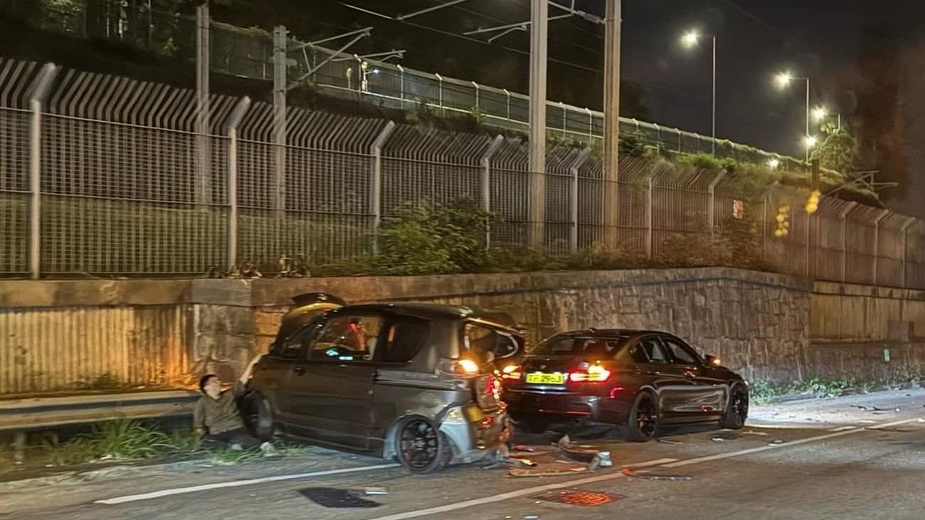 沙田兩私家車疑停於路邊致4車撞 兩名男子受傷