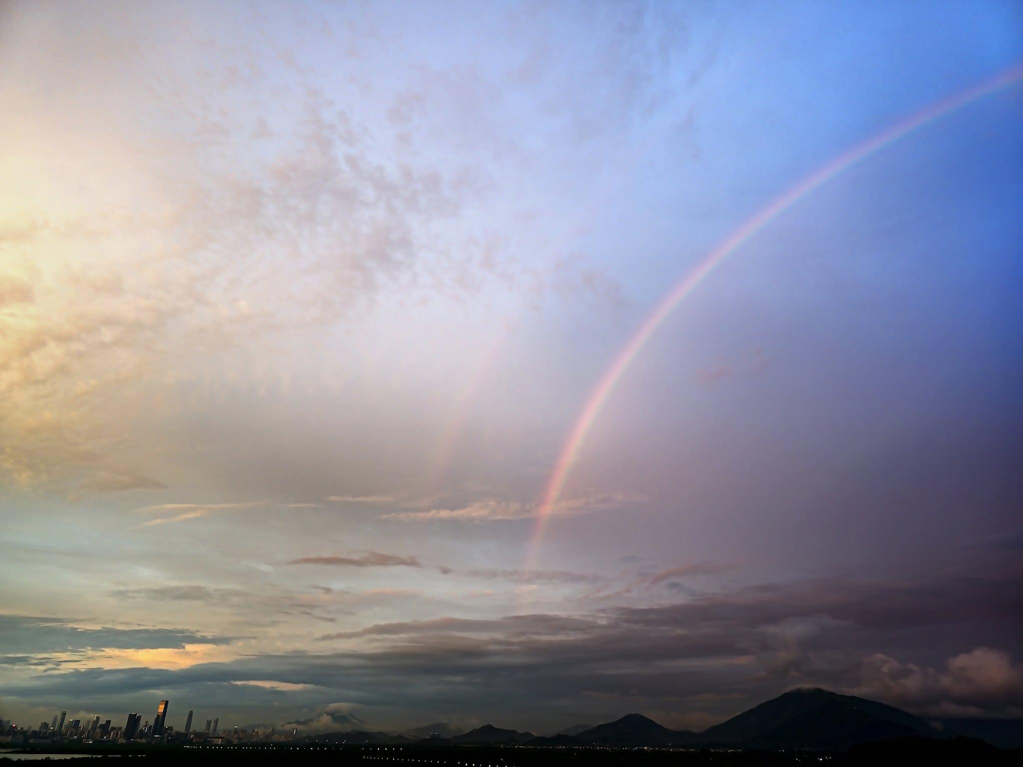 天水圍上空現幸運雙彩虹，天文台拆解成因。(香港天文台Facebook)