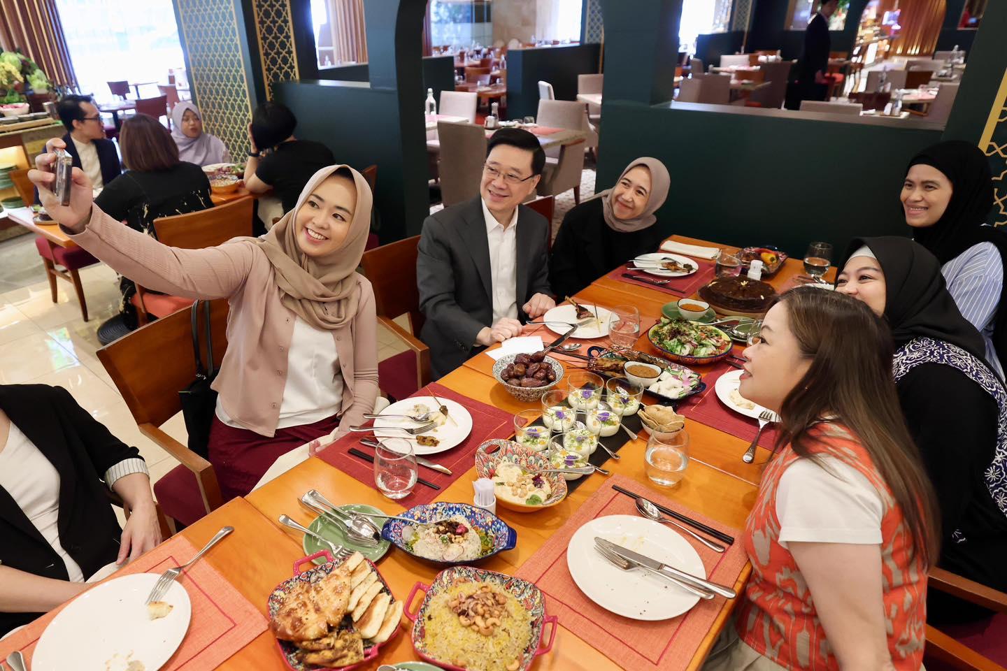 李家超在社交網頁表示，這些國際認可充分肯定香港推動清真旅遊的努力成果，在政府、旅發局及各方推動下，本港完成清真認證的餐廳，已由去年初約100間增加至現時約190間，另有超過60間酒店、景點及會展場地獲得穆斯林友善評級。