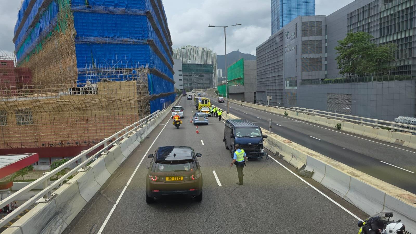 觀塘繞道發生3車連環相撞車禍，揭發一名男子酒後駕駛更載同3歲女兒。（fb「馬路的事討論區」圖片）