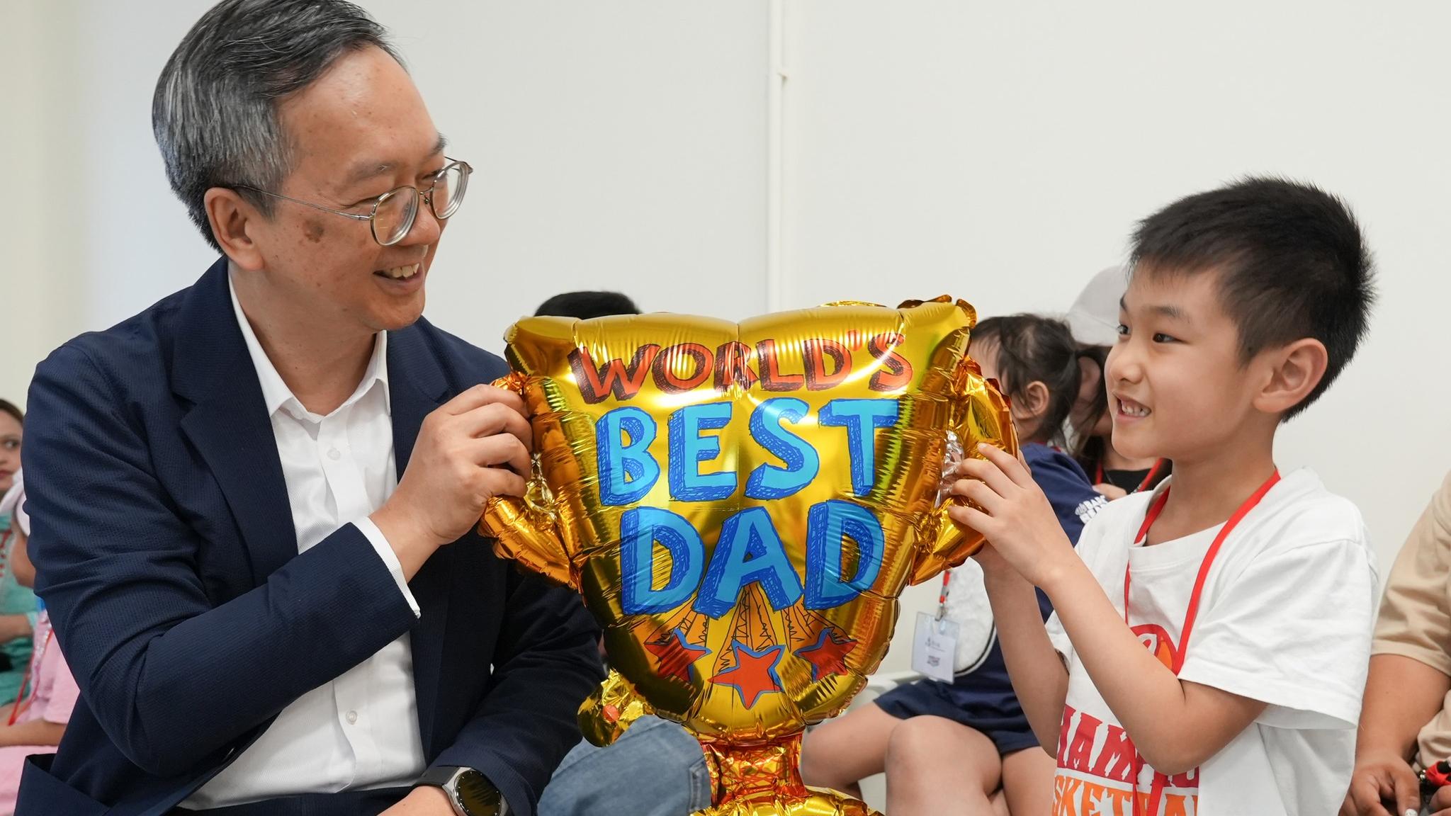 戴尚誠探訪簡約公屋住戶。(何永賢FB)