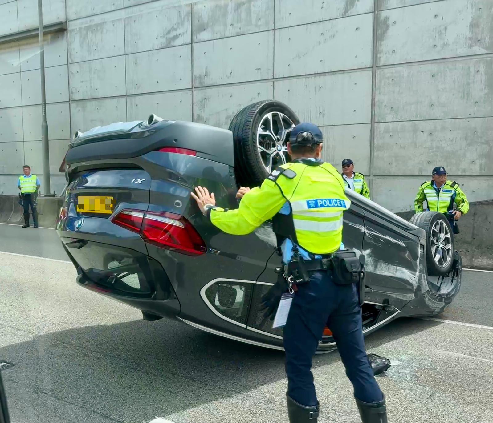 連翔道寶馬撞壆自炒「反肚」，司機一度被困獲救。(馬路的事討論區)