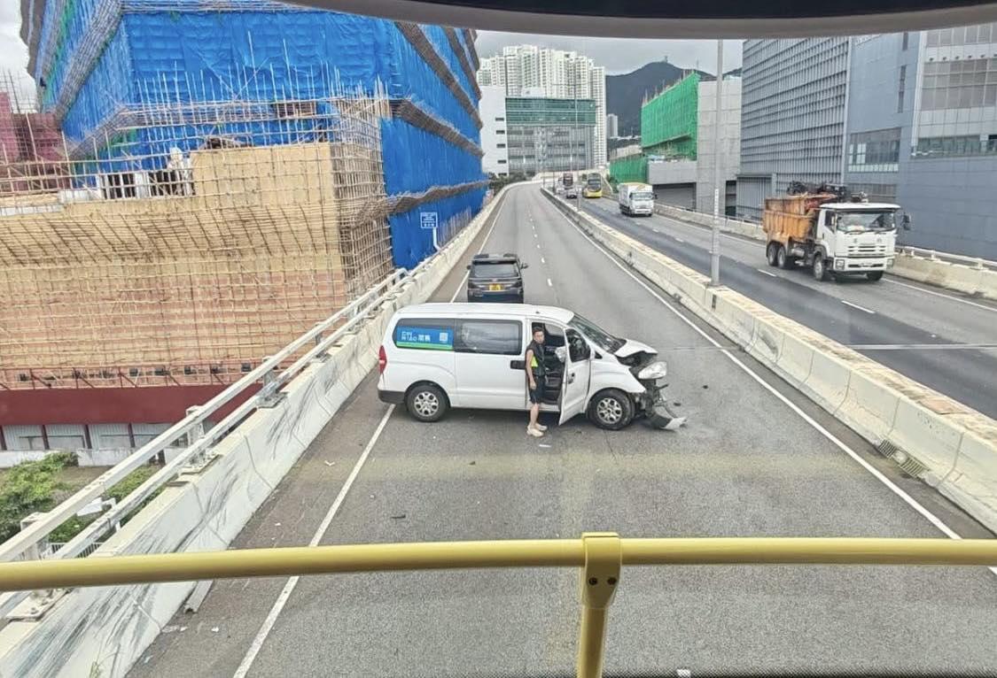 觀塘繞道私家車客貨車相撞，交通一度受阻。(馬路的事(即時交通資訊區）)