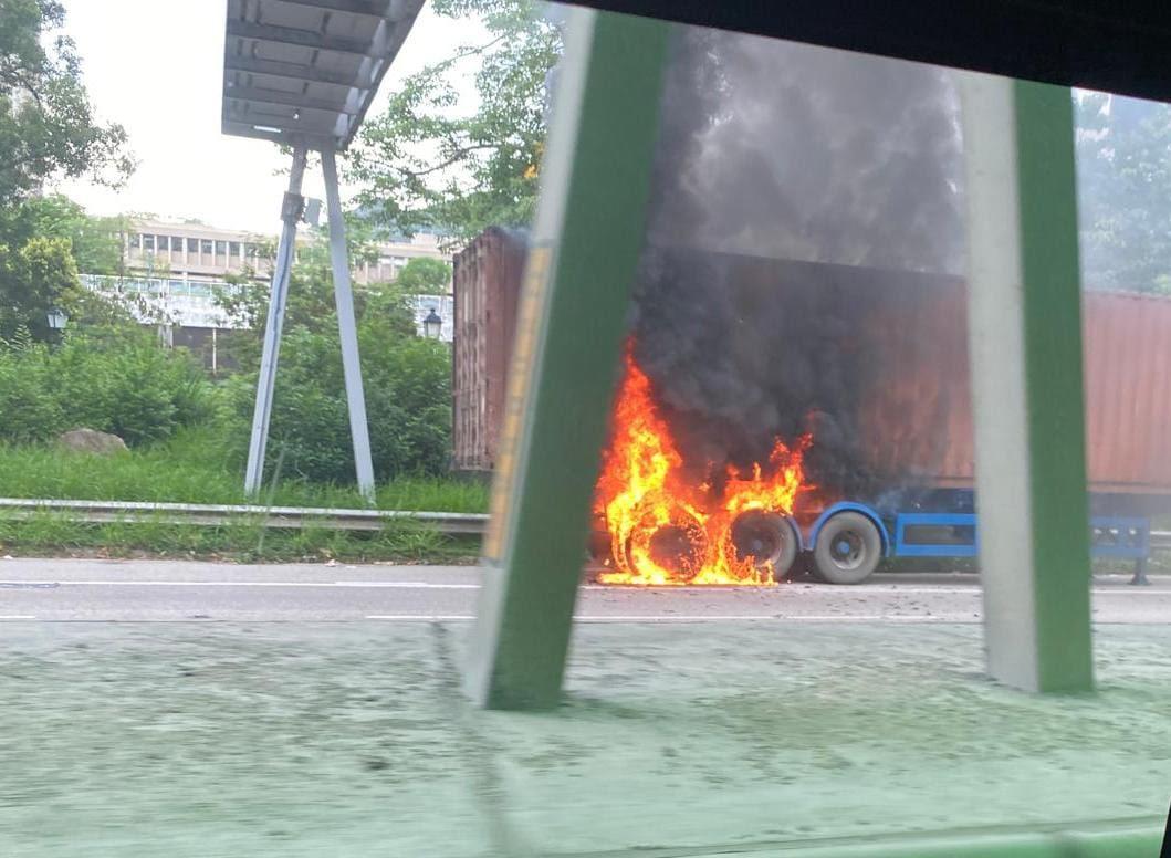 屯門公路貨櫃車車尾起火，濃煙捲半空交通受阻。(馬路的事討論區Facebook)