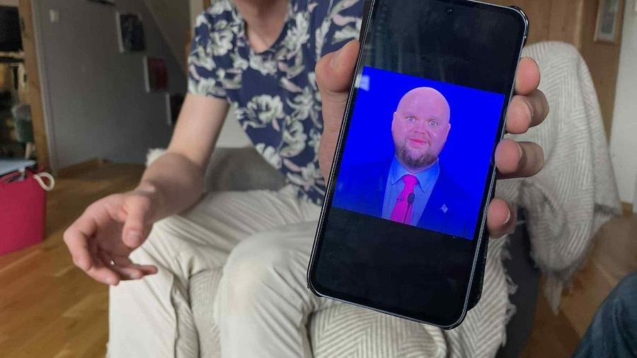 男遊客聲稱手機存萬斯光頭醜照 遭美國拒絕入境