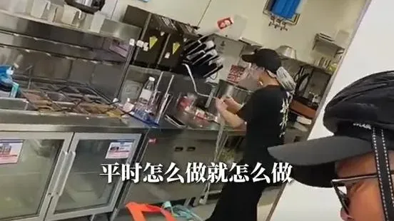 內地女店員一人應付數米長訂單爆喊　網民痛批老闆