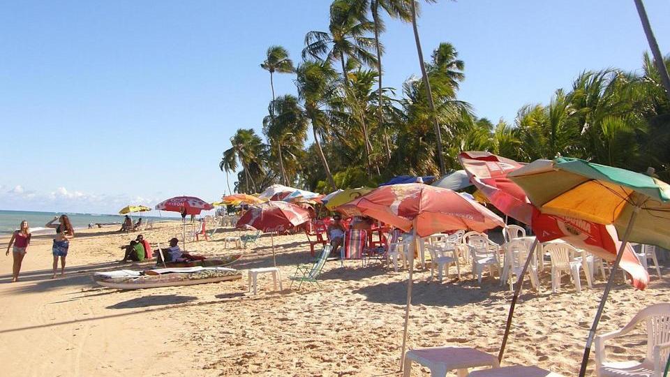 美國海灘傳驚悚意外　救生員疑摔倒遭沙灘傘刺穿肩膀