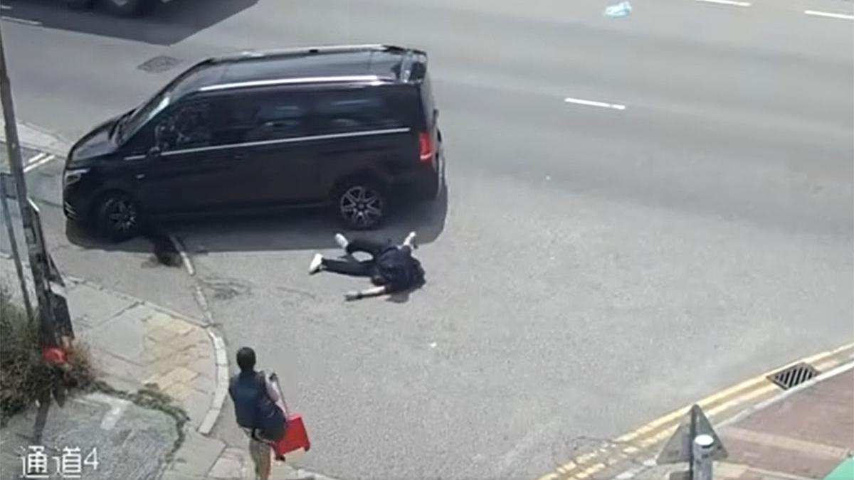 一名持手拉車的女子見狀，跑上前照顧拐杖男。(網民Johnny Cheung@FB群組「車cam L(香港群組)」)