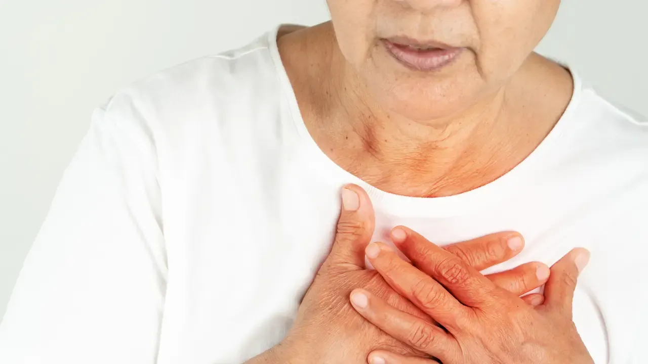 原發性心臟血管肉瘤極為罕見，手術風險高。