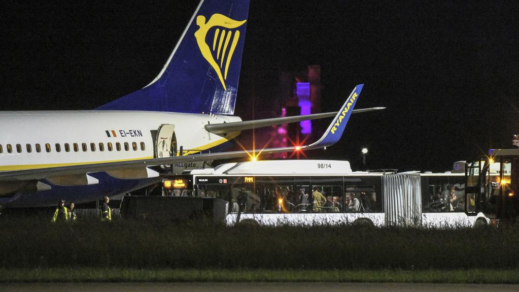 廉航德國遇氣流空姐嚇哭 乘客「拋上天花板」9傷︰以為飛機要解體