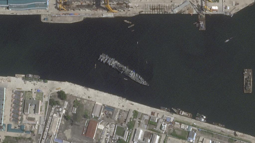 之前下水傾側的北韓驅逐艦已「扶正」並停靠港口。(美聯社)