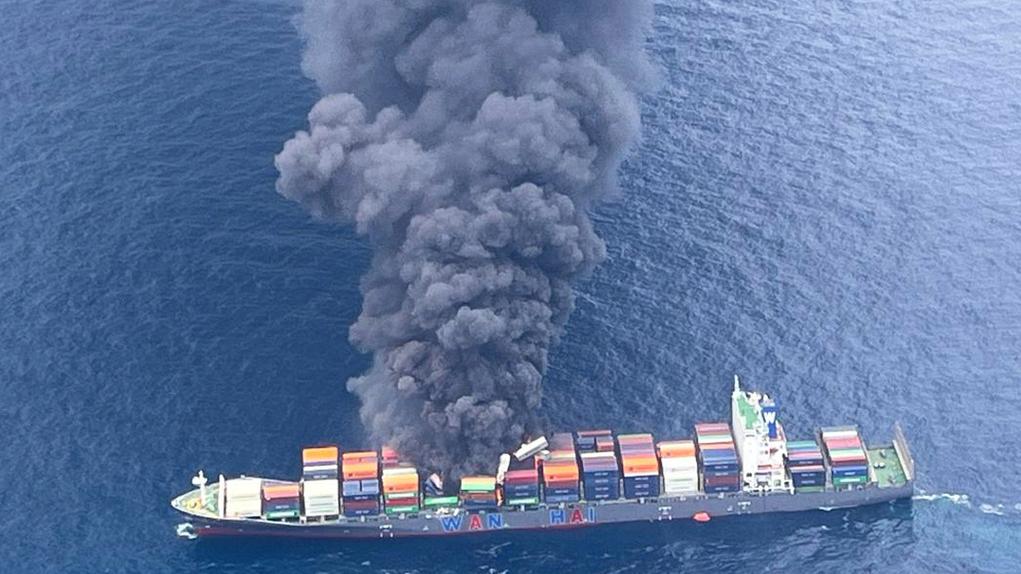 新加坡貨船在印度對開水域起火。(美聯社)