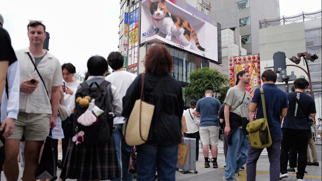 東京新宿站東口前廣場。(美聯社)