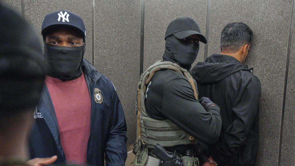 紐約兩名蒙面ICE探員早前押解一名非法移民出庭。(資料圖片)