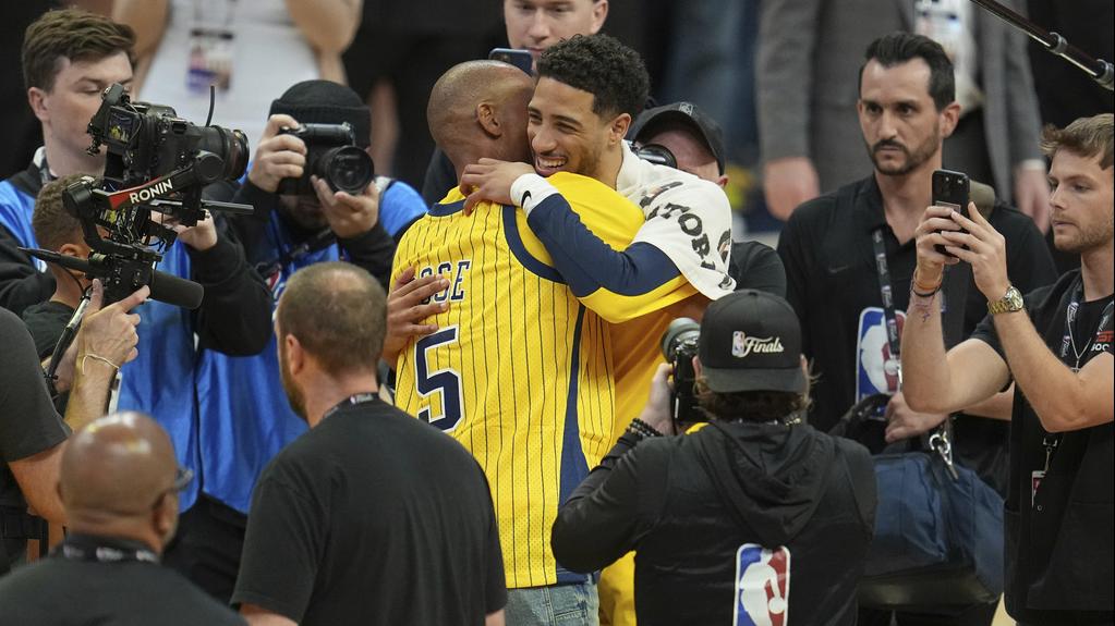 溜馬傳奇球星米拿在賽後與夏利貝頓擁抱，溜馬在主場以108:91擊敗雷霆，場數追平3:3。(美聯社)