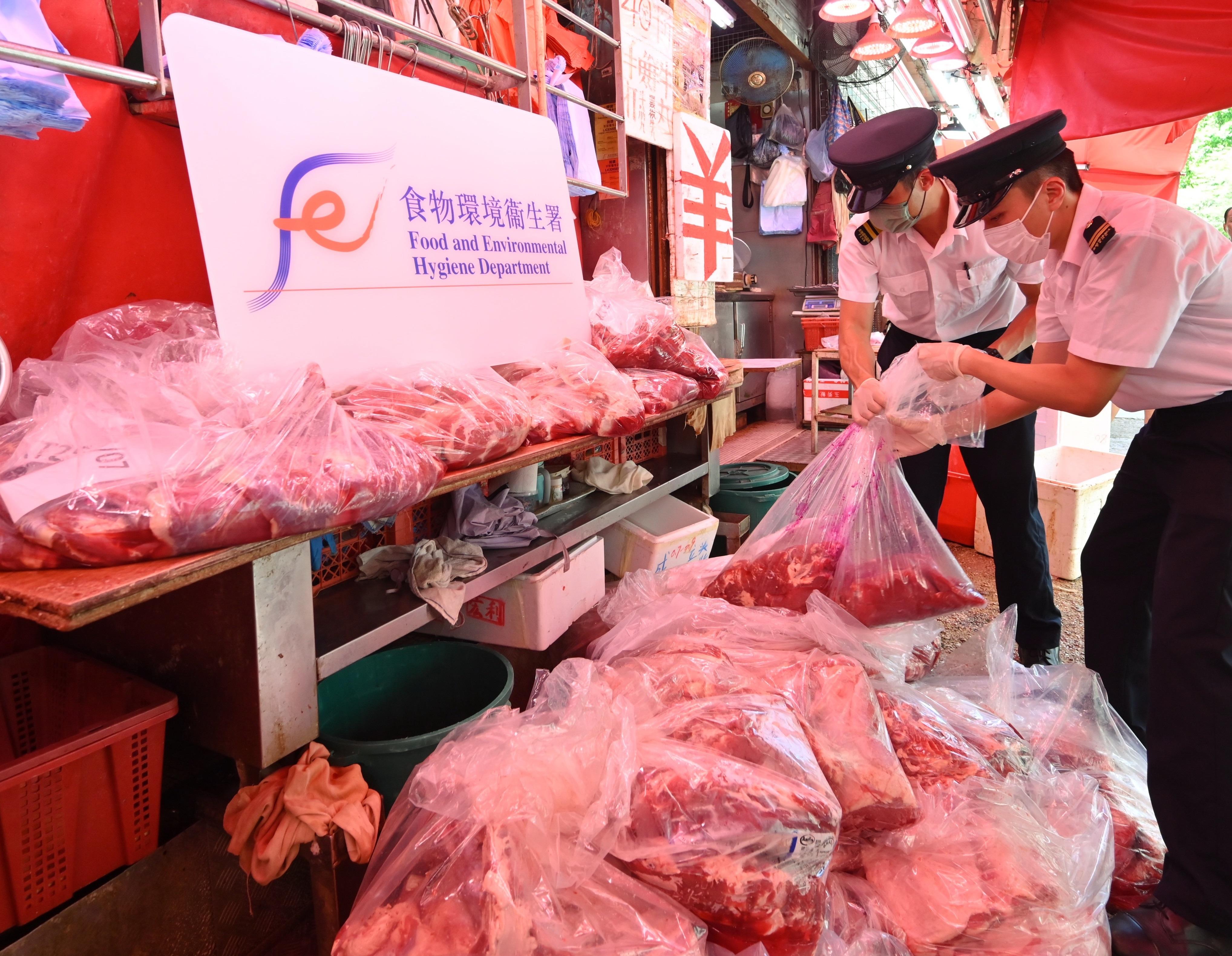 觀塘糧食店涉以冰鮮肉充當新鮮肉，食環署銷毀500公斤冷藏牛肉。(政府新聞處)