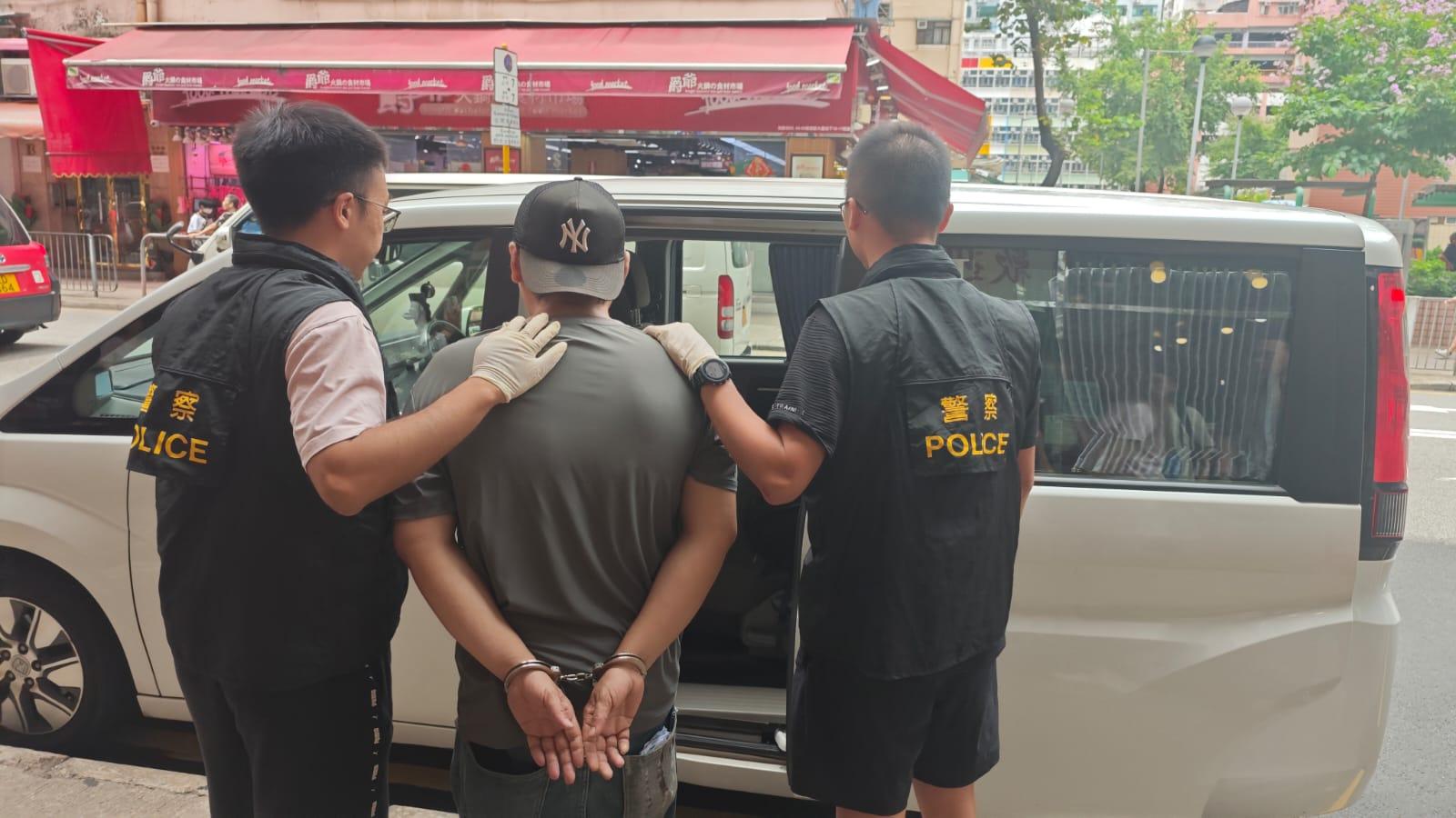 警新蒲崗截45歲可疑男，揭身藏3500元海洛英藍精靈被捕。(警方圖片)