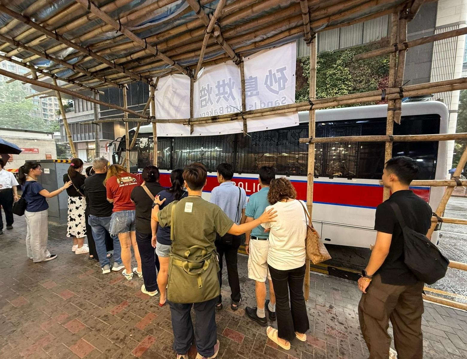 警觀塘搗非法竹館拘9人，檢電動麻雀枱及賭具等。(警方圖片)