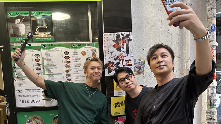 拼命三郎｜譚耀文父親節落區宣傳 驚喜獲「乖仔」林家熙即場送禮