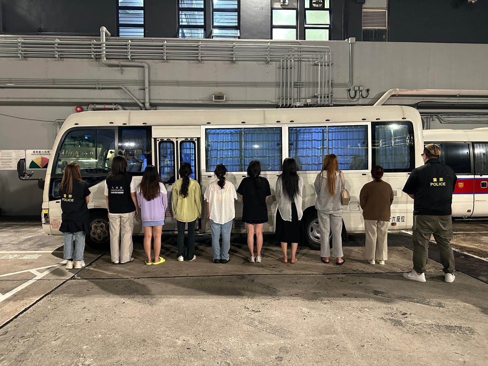 跨部門九龍城及紅磡反黑工拘20男女。(警方圖片)